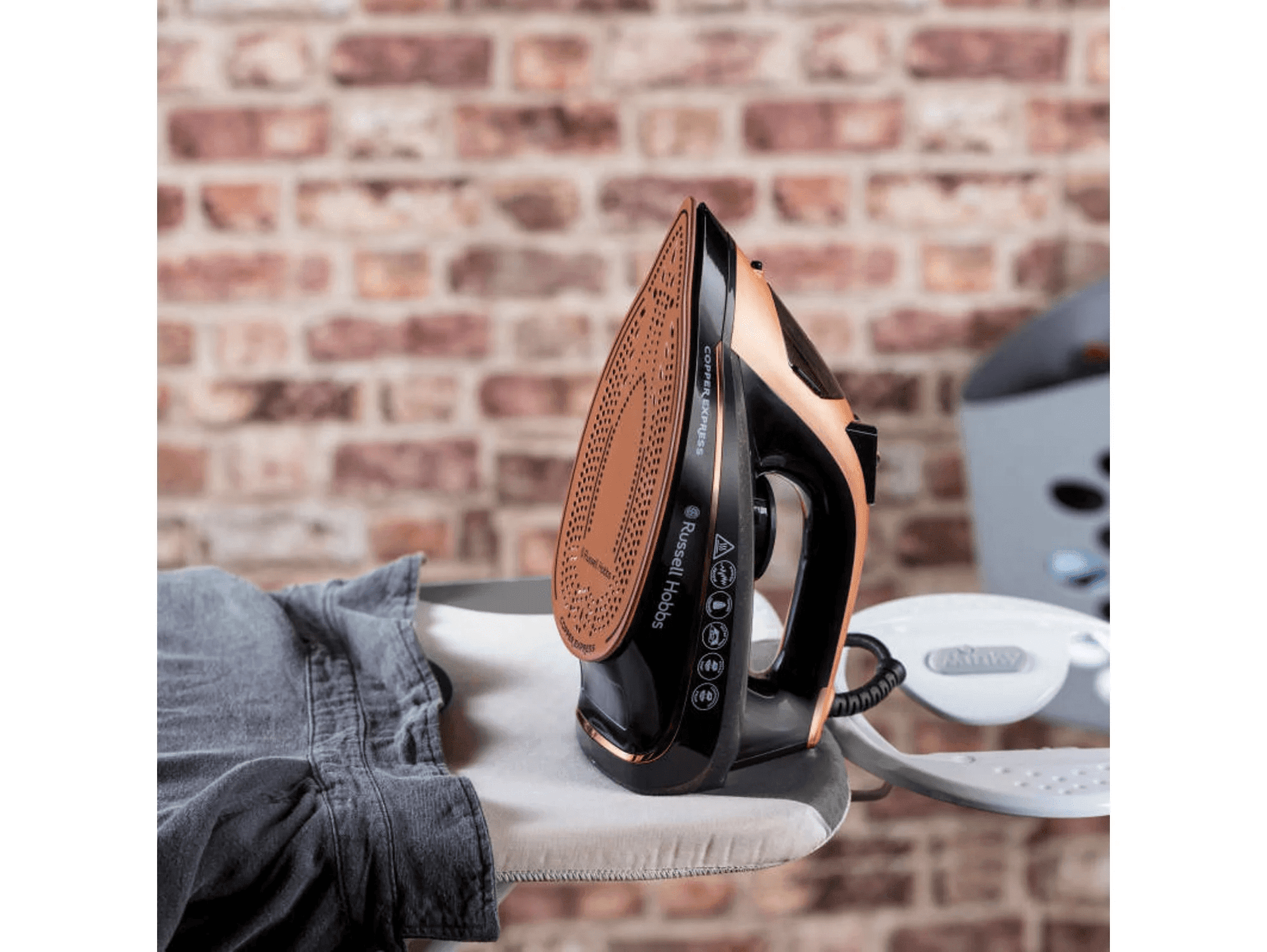 Утюг Russell Hobbs 23975-56 коричневый/черный
